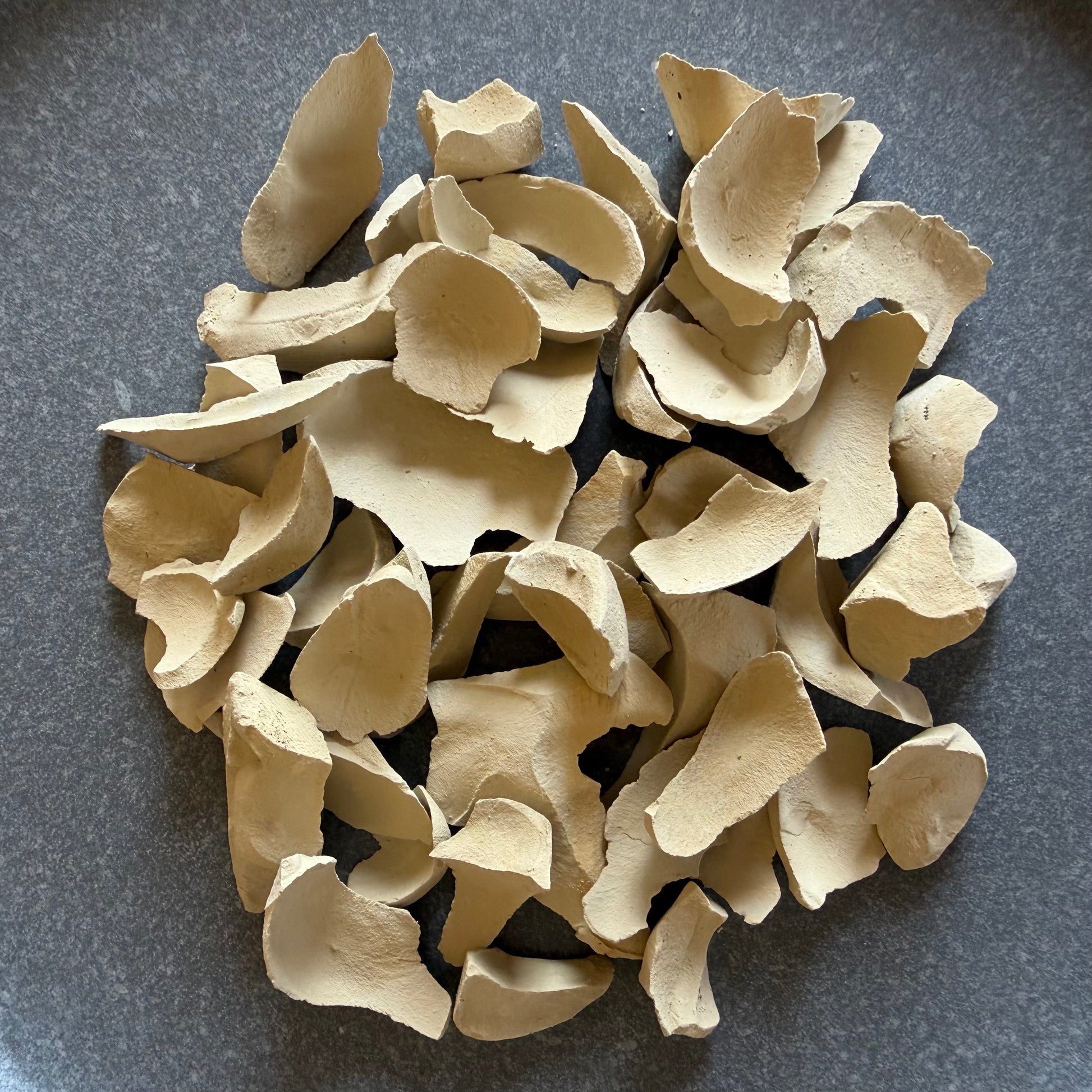 Gelber Ural Naturton in Chipsform, 100 g